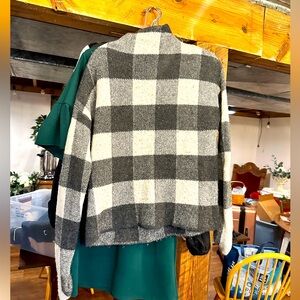 Buffalo plaid sweater - M